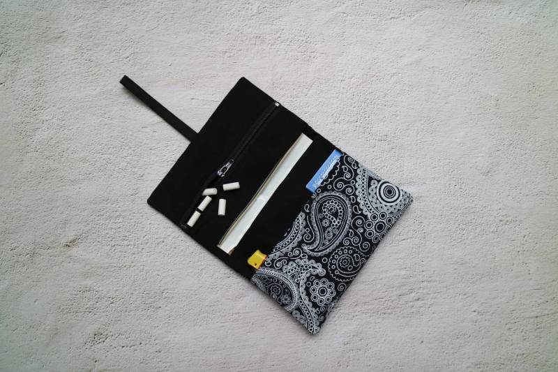 Tabakbeutel Paisleymuster Schwarz-Weiß Mit Gummiband von myMANAM