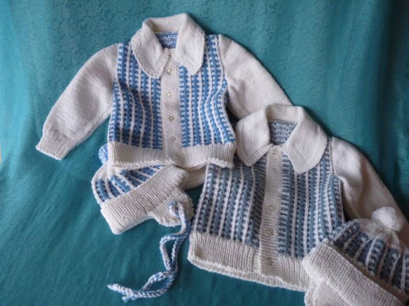Handgefertigte Gestrickte Kleinkind-Jungen Weiß Mit Blauen Cardigan Sweater + Free Mütze - Zwei Verschiedene Blues Verfügbar Größe 3-4 Siehe Maße von mySERENDIPITYresales