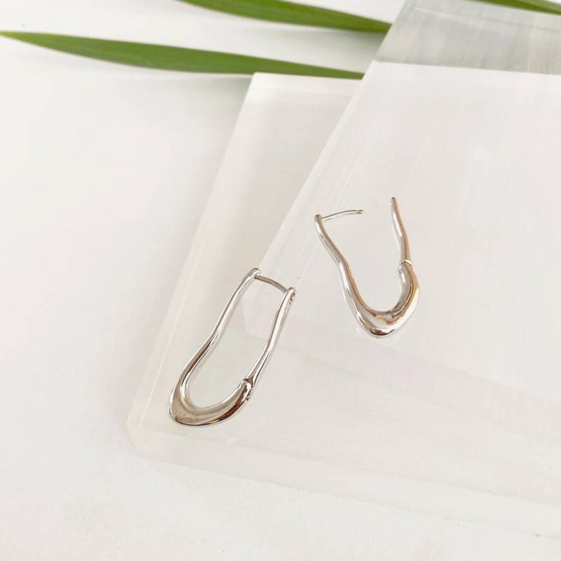 Silberne Creolen in Wellenform von mySOSOshop