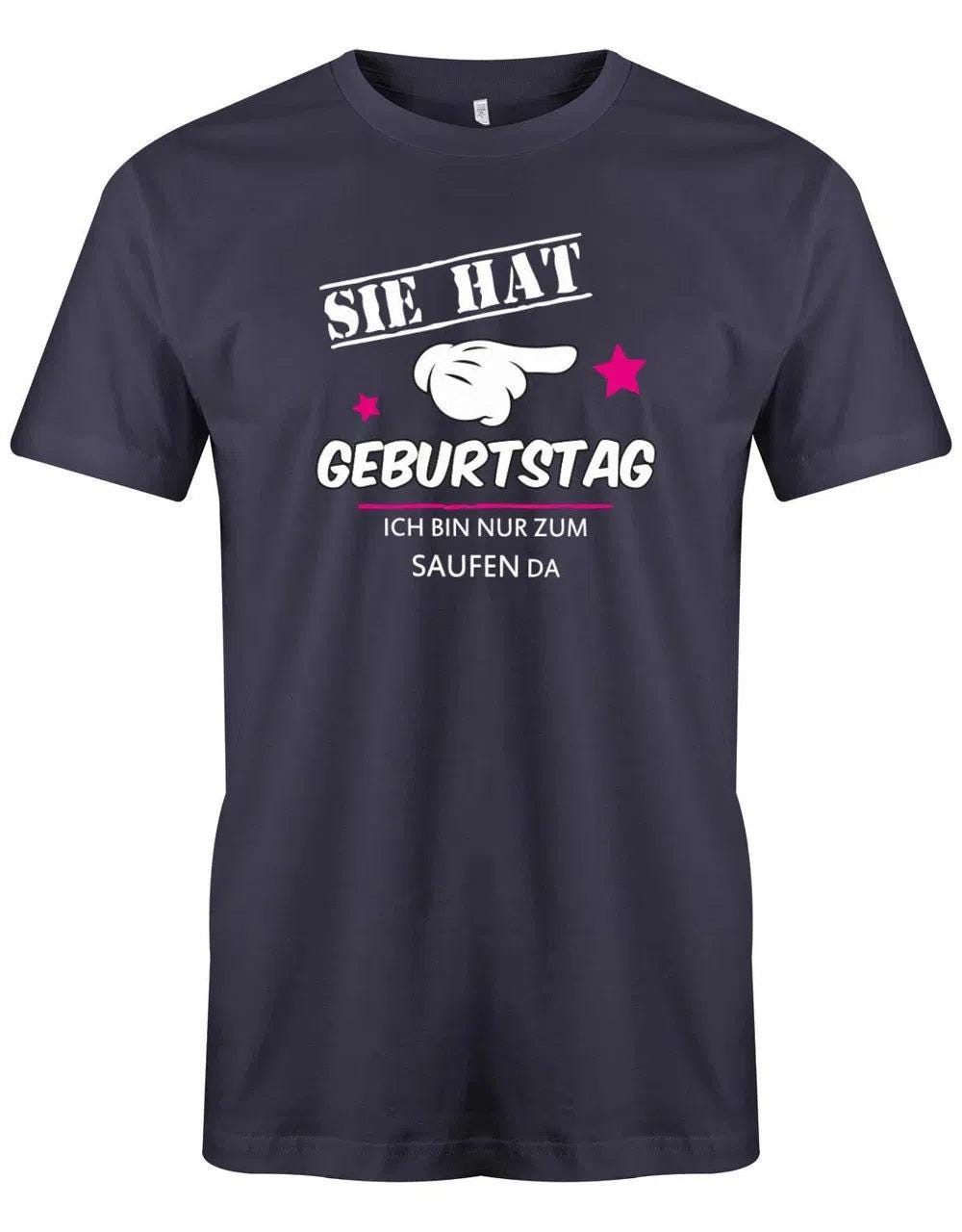 Sie Hat Geburtstag - Ich Bin Nur Zum Saufen Da Herren T-Shirt von myShirtStore