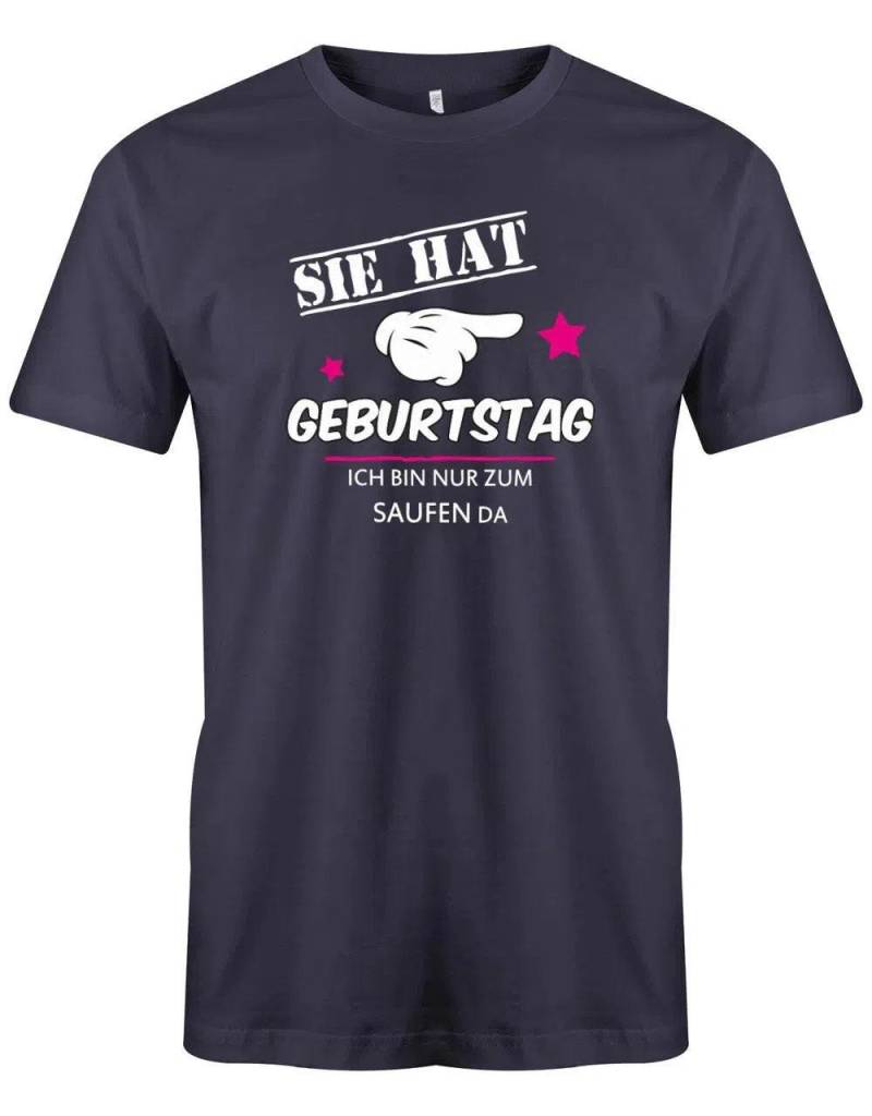 Sie Hat Geburtstag - Ich Bin Nur Zum Saufen Da Herren T-Shirt von myShirtStore