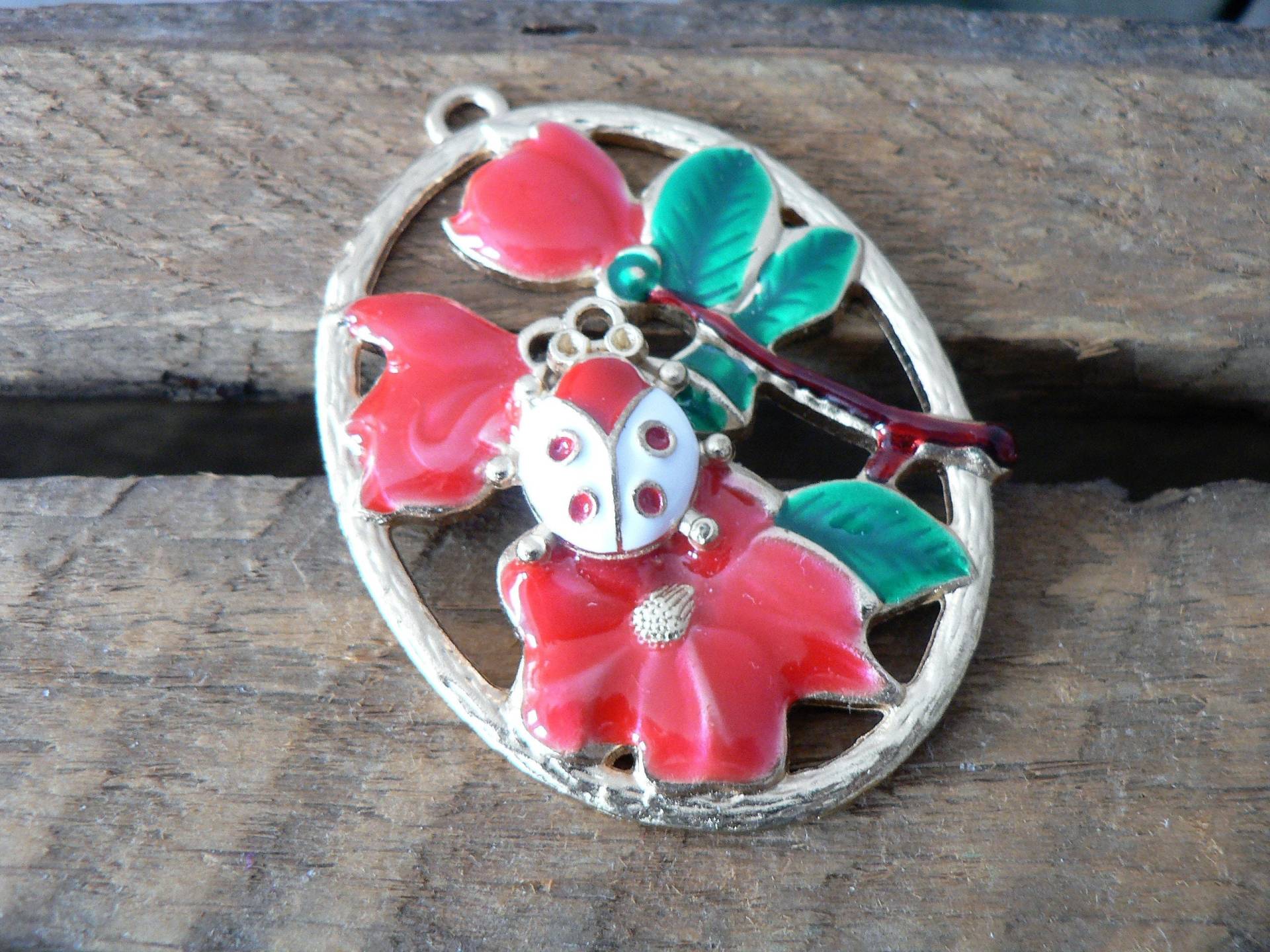 Emaillierter Anhänger Marienkäfer Metall Gold, Rote Blume | 4 X 6 cm von myTreasureNook
