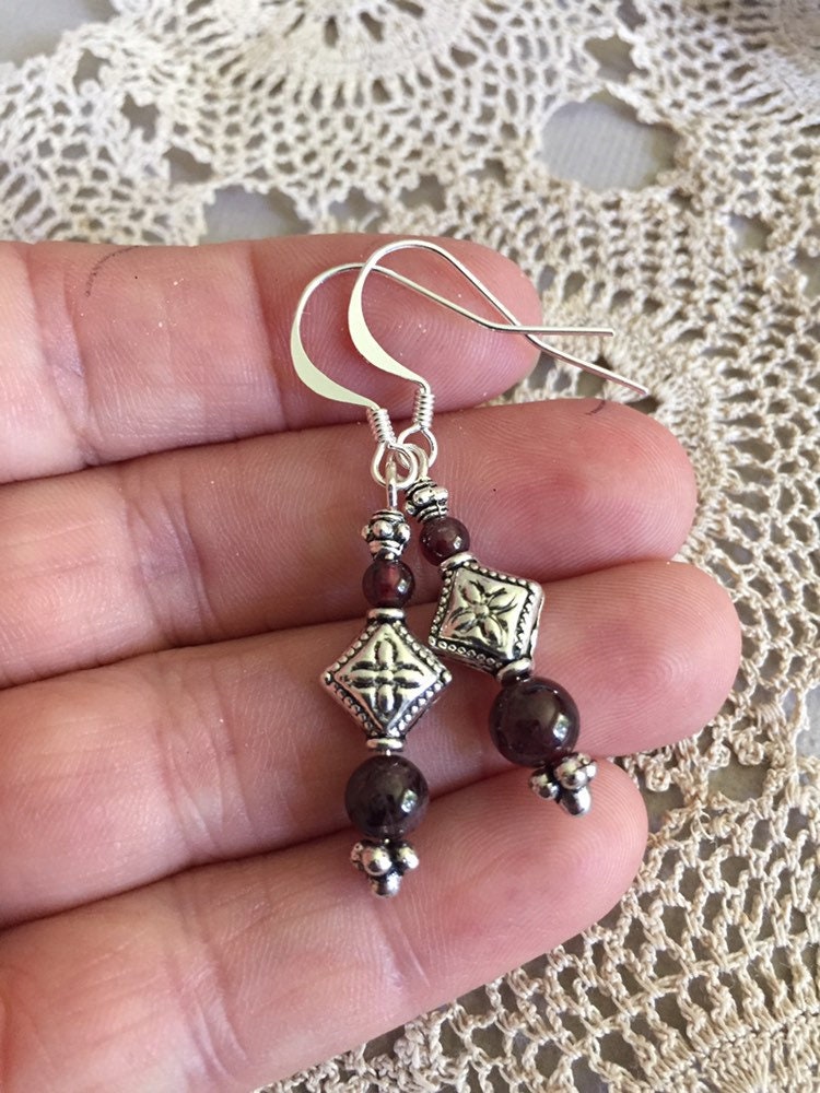 Zierliche Amethyst Ohrringe, Silber Und Lila Edelstein Schmuck, Kristallperlen, Kleines Weihnachtsgeschenk Für Frauen, Witchy Style Zierliche Amethyst Ohrringe, Silber Und Lila Edelstein Schmuck, Kristallperlen, Kleines Weihnachtsgeschenk Für Frauen, Witchy Style von myVardoJewellery