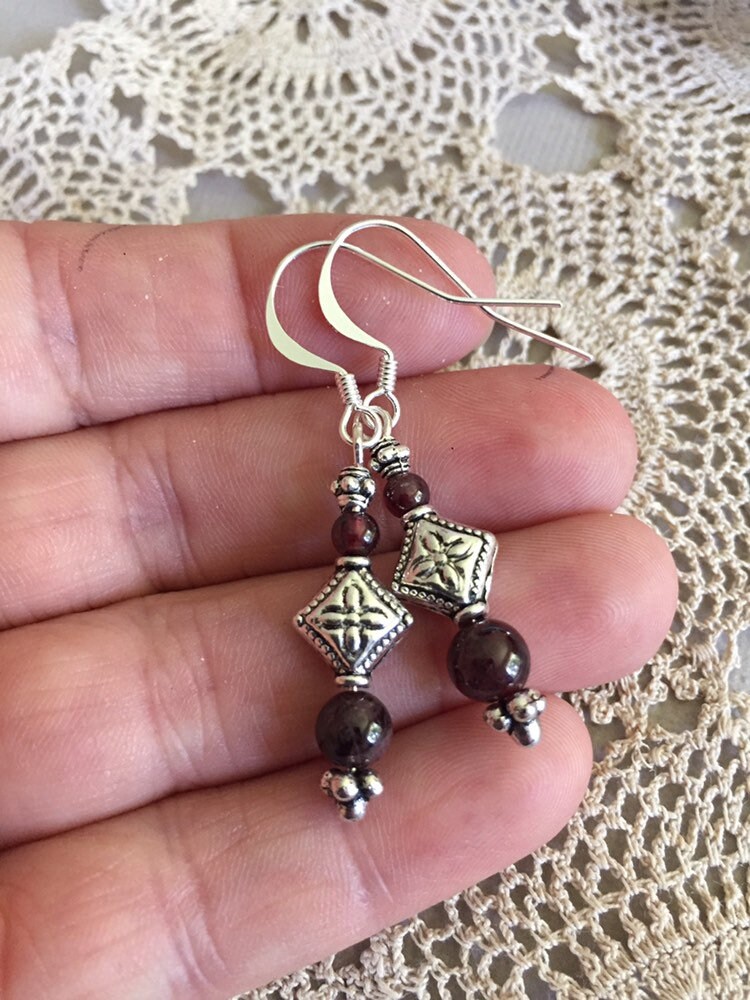 Zierliche Amethyst Ohrringe, Silber Und Lila Edelstein Schmuck, Kristallperlen, Kleines Weihnachtsgeschenk Für Frauen, Witchy Style Zierliche Amethyst Ohrringe, Silber Und Lila Edelstein Schmuck, Kristallperlen, Kleines Weihnachtsgeschenk Für Frauen, Witchy Style von myVardoJewellery