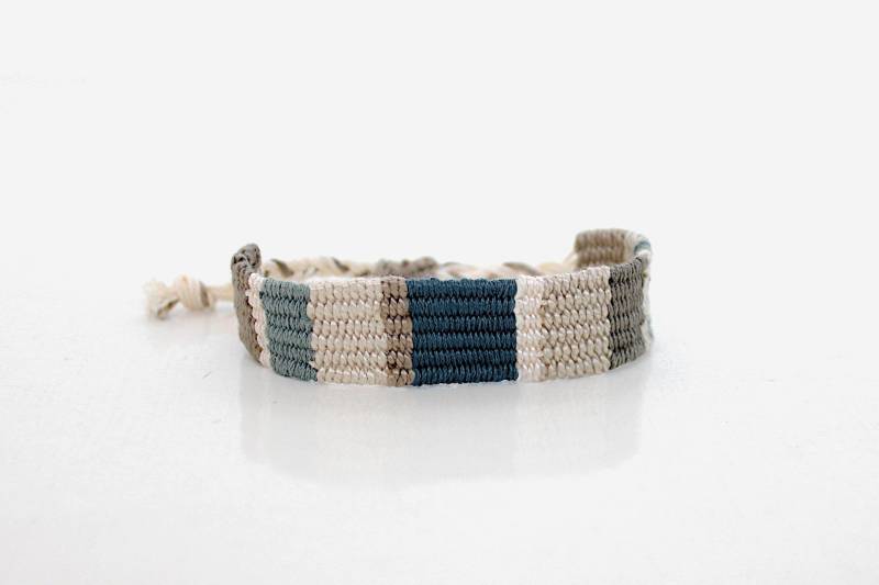 Handgewebtes Armband, Baumwolle, Creme, Taupe, Rauchblau, Seegrün von myartofVariety