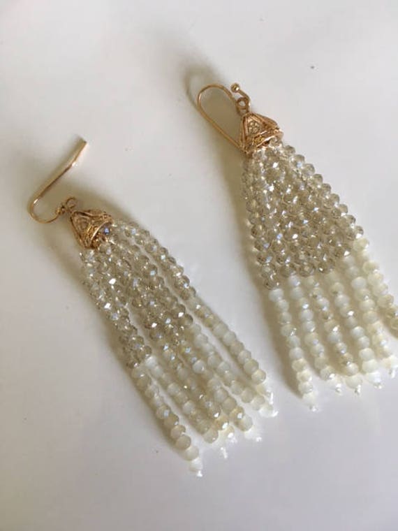 Elfenbeinfarbene Zweifarbige Dreifarbige Quastenohrringe von myauntsjewelry