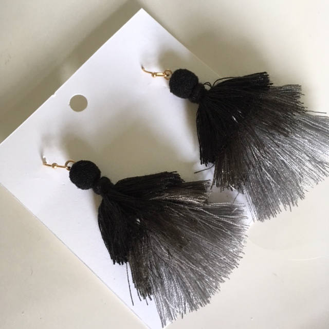 Mini Pom Dreilagige Quasten Ohrringe Schwarz & Grau Fischhaken Sind in Diesem Jahr Die Ganze Wut Mini Pom Dreilagige Quasten Ohrringe Schwarz & Grau Fischhaken Sind in Diesem Jahr Die Ganze Wut von myauntsjewelry