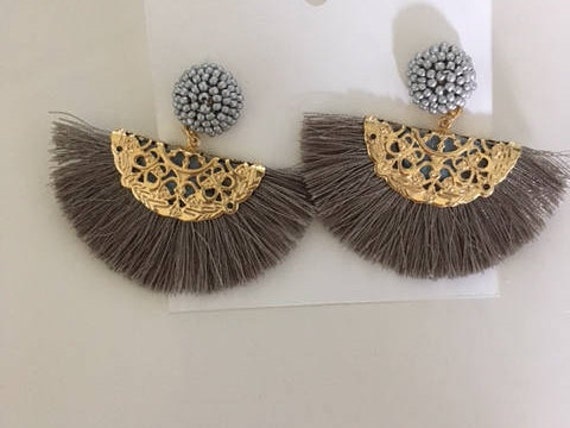 Perlen Kugelförmige Quaste Grau Mit Goldfarbenen Akzenten Ohrringe Liebe Sie Perlen Kugelförmige Quaste Grau Mit Goldfarbenen Akzenten Ohrringe Liebe Sie von myauntsjewelry