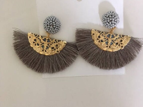 Perlen Kugelförmige Quaste Grau Mit Goldfarbenen Akzenten Ohrringe Liebe Sie Perlen Kugelförmige Quaste Grau Mit Goldfarbenen Akzenten Ohrringe Liebe Sie von myauntsjewelry