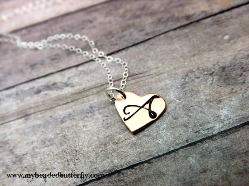 Handgestempeltes Kupfer Herz Anfangshalskette - Personalisiertes Geschenk von mybeadedbutterfly