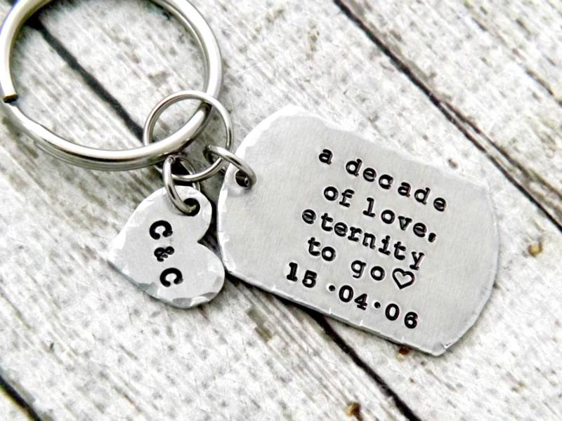 Jahrestag Schlüsselanhänger-10 Jahre Jubiläumsgeschenk-Zehnjähriges Jubiläumsgeschenk-Personalisierter Schlüsselanhänger-Ein Dekade Der Liebe von mybeadedbutterfly