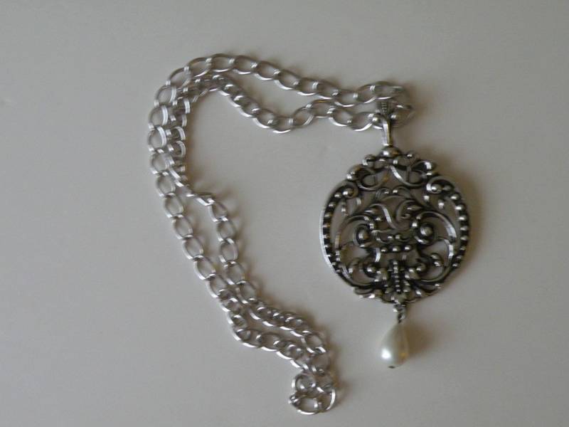Avon Victorian Revival Großer Filigraner Anhänger Mit Perlentropfen von mybliss2010