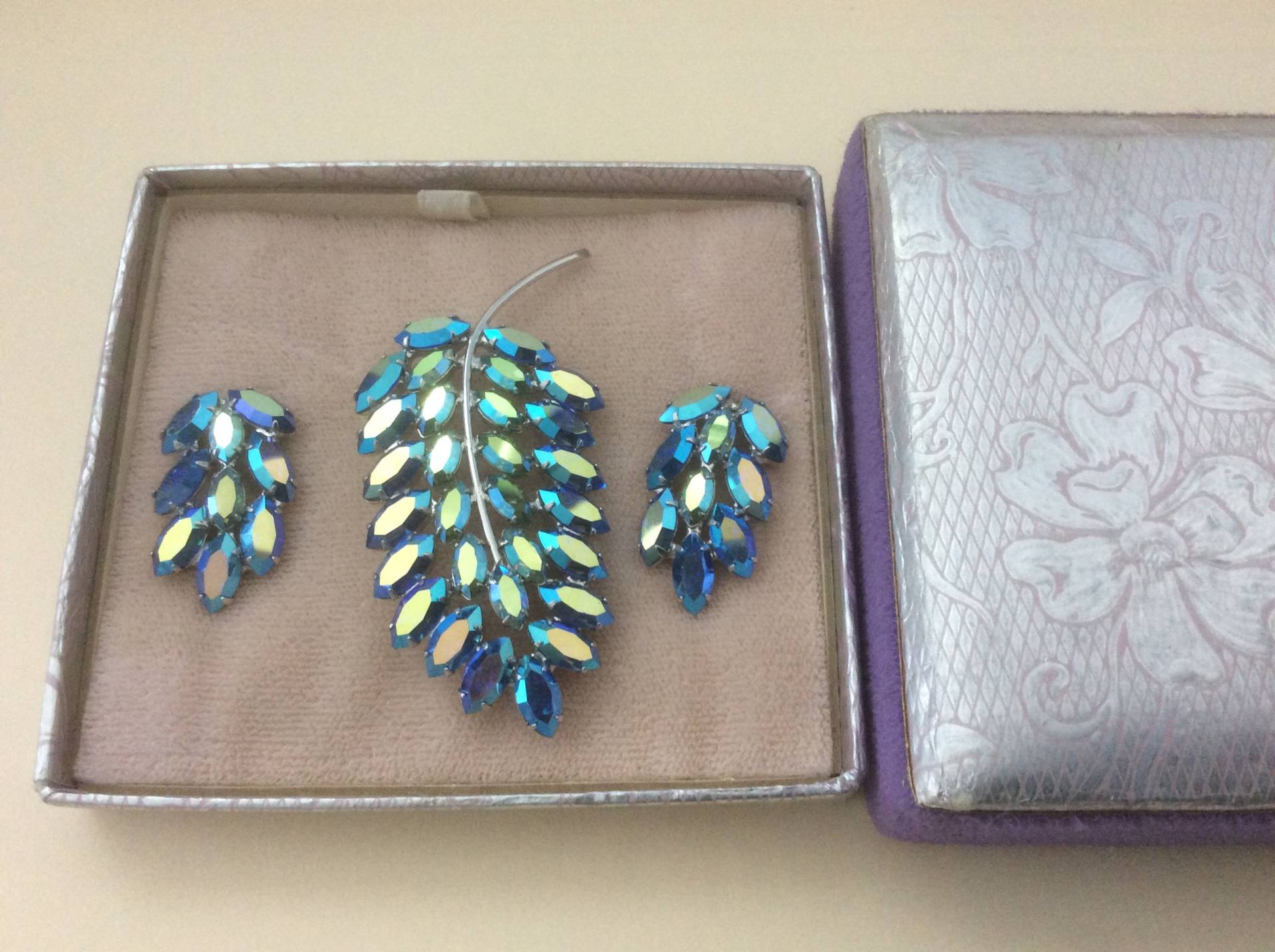 B. David Leaf Blau Aurora Borealis Strass Brosche, Clip - An Ohrringen in Box. Festgelegt B. David Leaf Blau Aurora Borealis Strass Brosche, Clip - An Ohrringen in Box. Festgelegt von mybliss2010