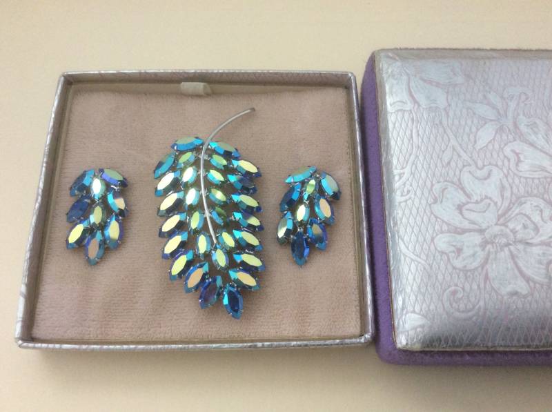 B. David Leaf Blau Aurora Borealis Strass Brosche, Clip - An Ohrringen in Box. Festgelegt von mybliss2010