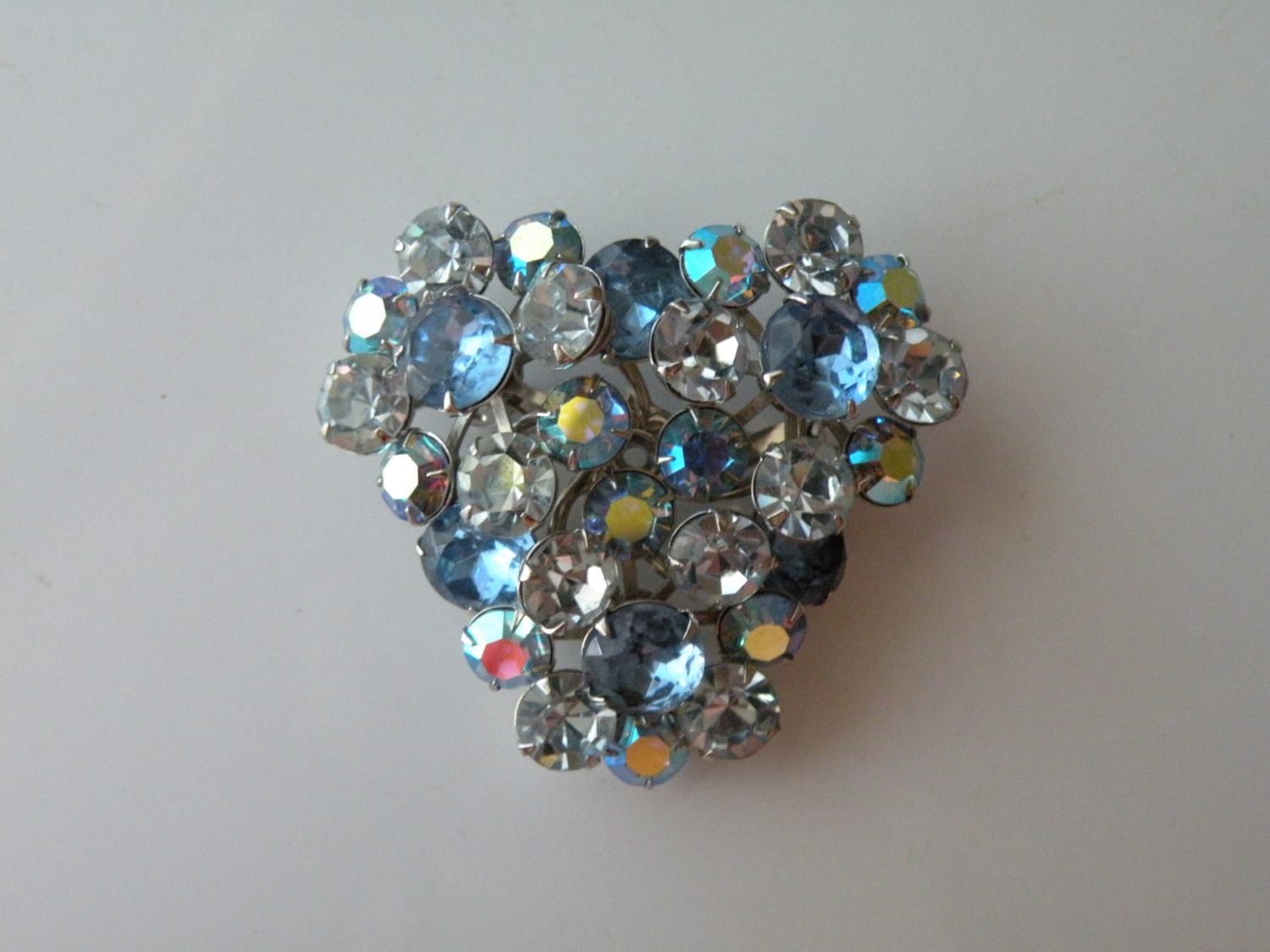 Blau Klare Strass Schichtig Drei Blumen Brosche, Anstecknadel Blau Klare Strass Schichtig Drei Blumen Brosche, Anstecknadel von mybliss2010