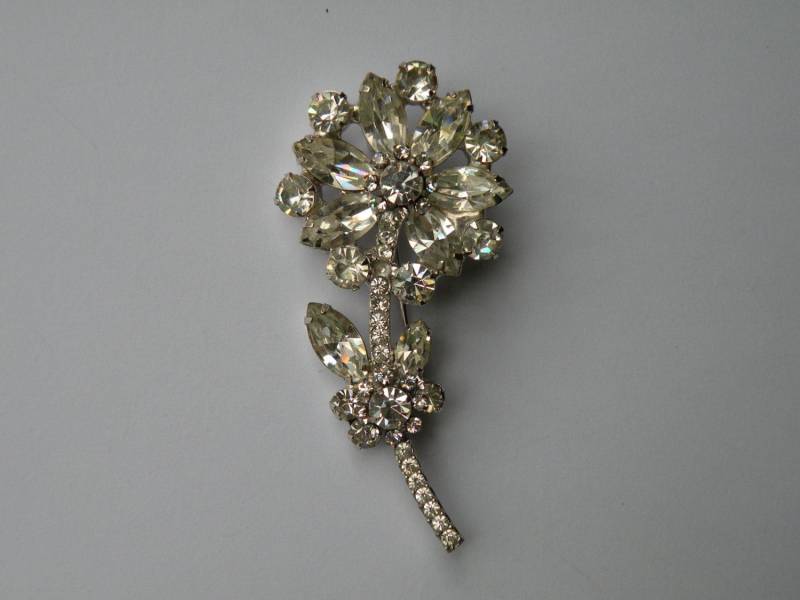Christiana D & E Klare Strass Blumen Brosche Christiana D & E Klare Strass Blumen Brosche von mybliss2010