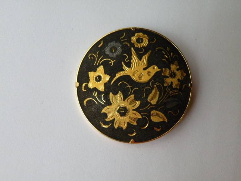 Damaszener Gold Vogel Und Blumen Auf Wohnung Schwarz Hintergrund Brosche Damaszener Gold Vogel Und Blumen Auf Wohnung Schwarz Hintergrund Brosche von mybliss2010