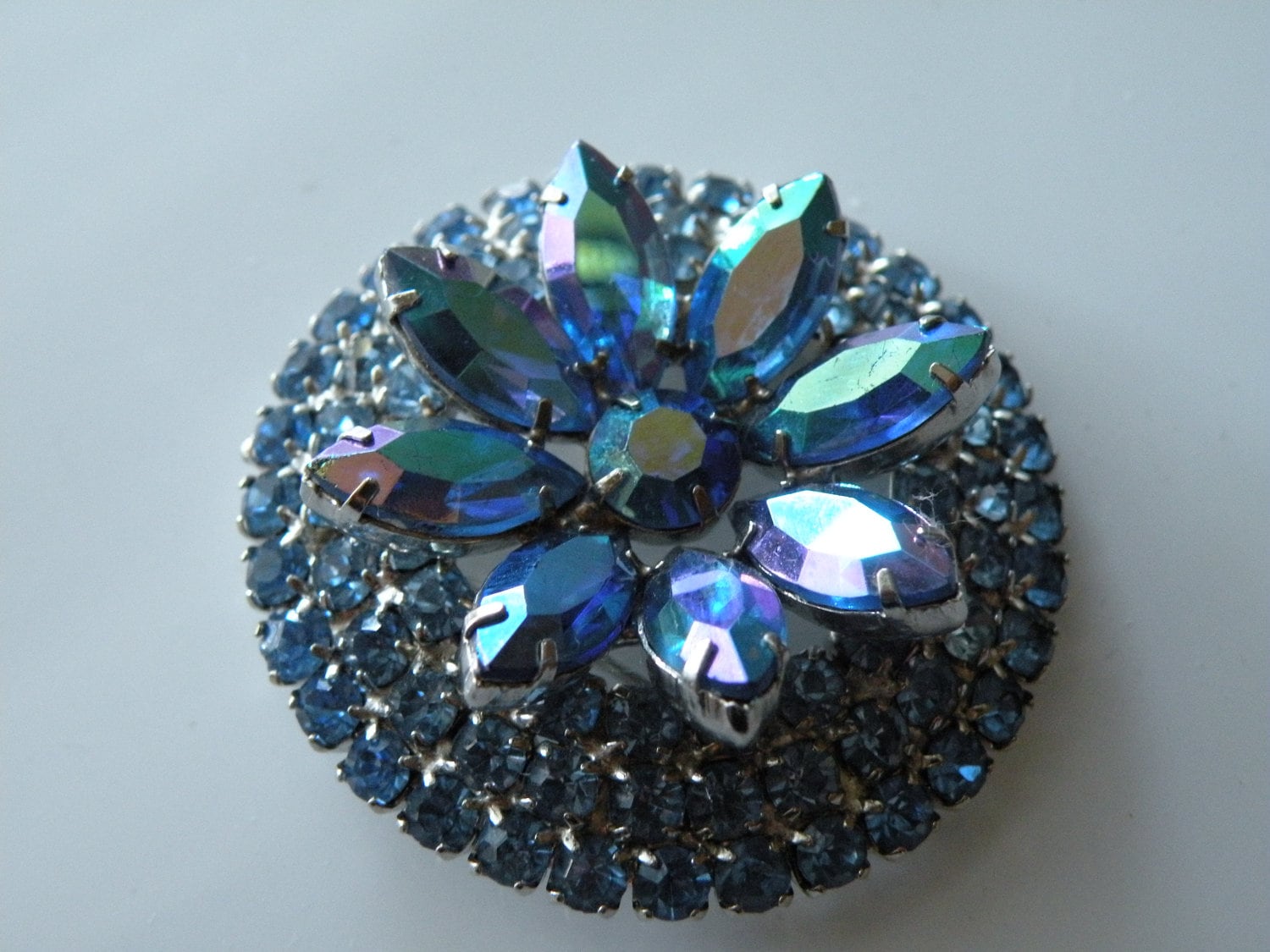 Delizza Und Elster Inc. Juliana Flower Blaue Strass Brosche Anstecknadel. Ende Der 50Er Jahre Delizza Und Elster Inc. Juliana Flower Blaue Strass Brosche Anstecknadel. Ende Der 50Er Jahre von mybliss2010