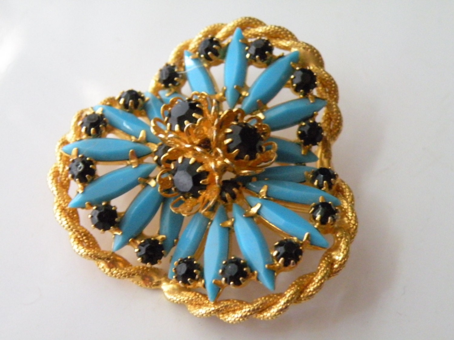 Delizza Und Elster Inc. Juliana Flower Türkis Jet Schwarz Brosche Anstecknadel. Gedrehte Goldfarbene Seil-Bordüre Delizza Und Elster Inc. Juliana Flower Türkis Jet Schwarz Brosche Anstecknadel. Gedrehte Goldfarbene Seil-Bordüre von mybliss2010
