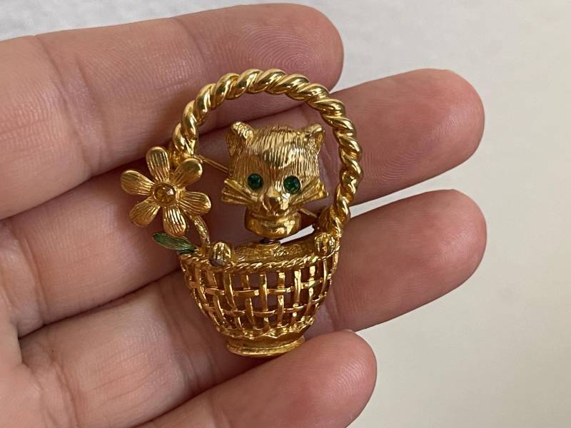 Gold Krone, Inc Katze Im Korb Brosche Pin. Beweglicher Hals. Strass, Emaille, Vergoldet Gold Krone, Inc Katze Im Korb Brosche Pin. Beweglicher Hals. Strass, Emaille, Vergoldet von mybliss2010