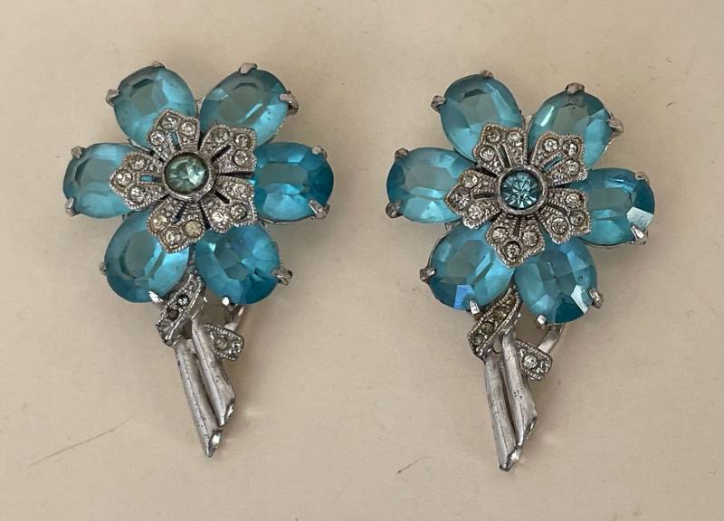 H. Pomerantz Inc. Topf Metall Blaue Blumen Kleiderclips. Art Déco. Paar H. Pomerantz Inc. Topf Metall Blaue Blumen Kleiderclips. Art Déco. Paar von mybliss2010