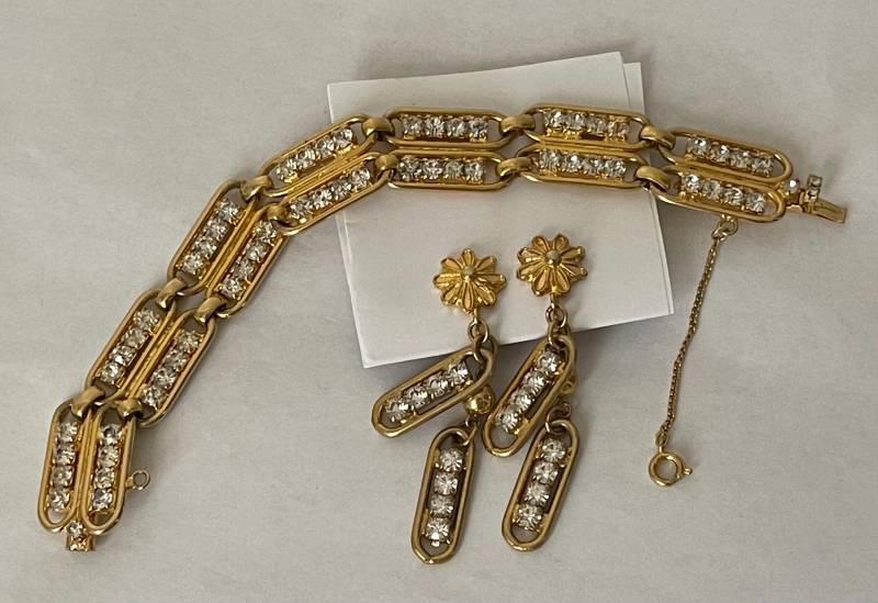 Hobe Armband Und Ohrclips Swarovski Kristallen, Goldfarbenes Metall. Set. Demi Parure von mybliss2010