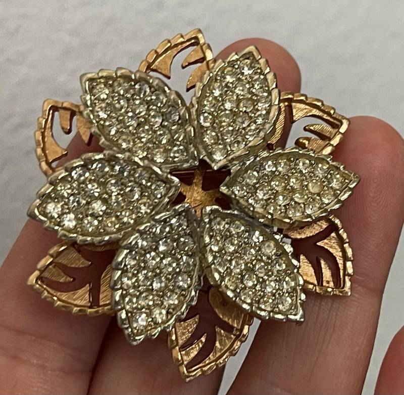 Klare Strasssteine Gold, Versilbert Blumen Brosche, Anstecknadel. Ausgeschnittenes Design Klare Strasssteine Gold, Versilbert Blumen Brosche, Anstecknadel. Ausgeschnittenes Design von mybliss2010