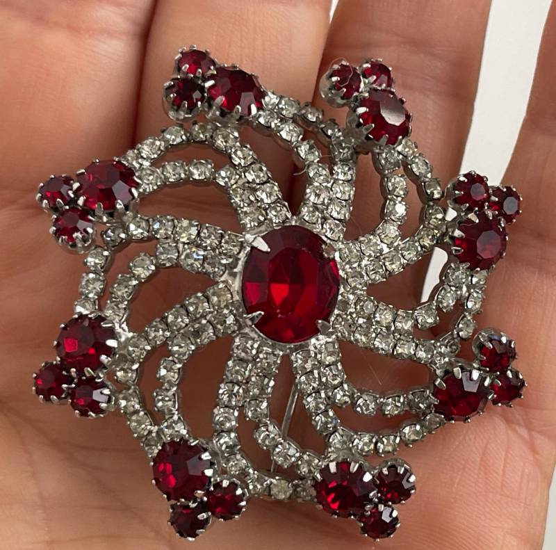 Kramer Windrad Brosche Mit Strass in Dunkelrot. Rhodiniert von mybliss2010