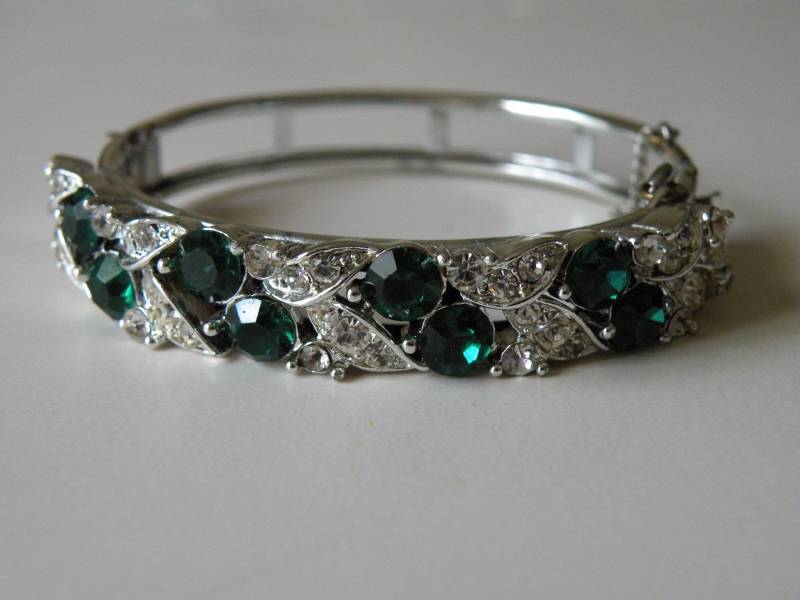 Lisner Klapparmband Armreif Mit Sicherheitskette in Smaragdgrün, Klarer Strass. Grösse M von mybliss2010