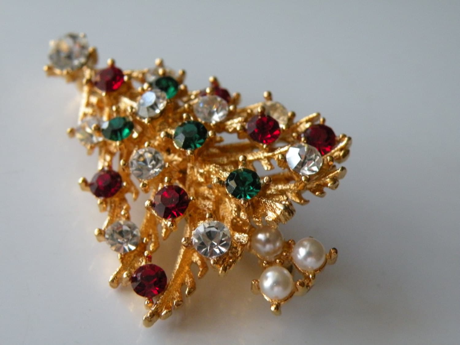 Lisner Tannenbaum Brosche, Anstecknadel. Strass, Kunstperlen. Geschichtet Lisner Tannenbaum Brosche, Anstecknadel. Strass, Kunstperlen. Geschichtet von mybliss2010