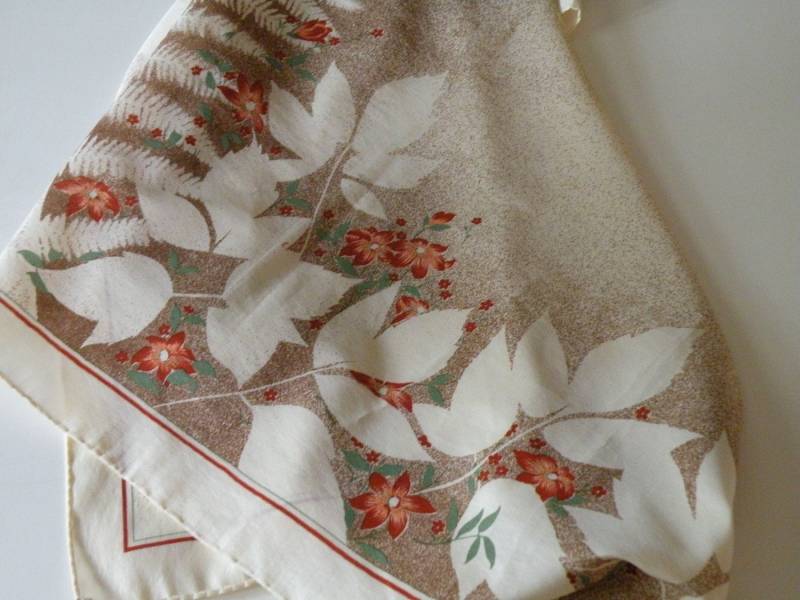 Paul Parel Seidiger Schal. Blätter Und Blüten Design. Handrollierter Saum von mybliss2010