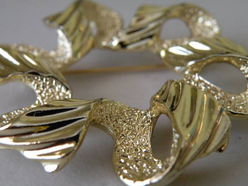 Sarah Coventry Schleifenbrosche, Anstecknadel. Metall Goldfarben. Strukturiert von mybliss2010