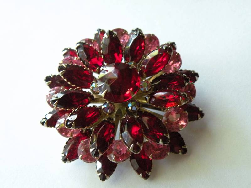 Siam-Rot, Rosafarbene Strass-Brosche Mit Blumenmuster. Hohe Brosche von mybliss2010