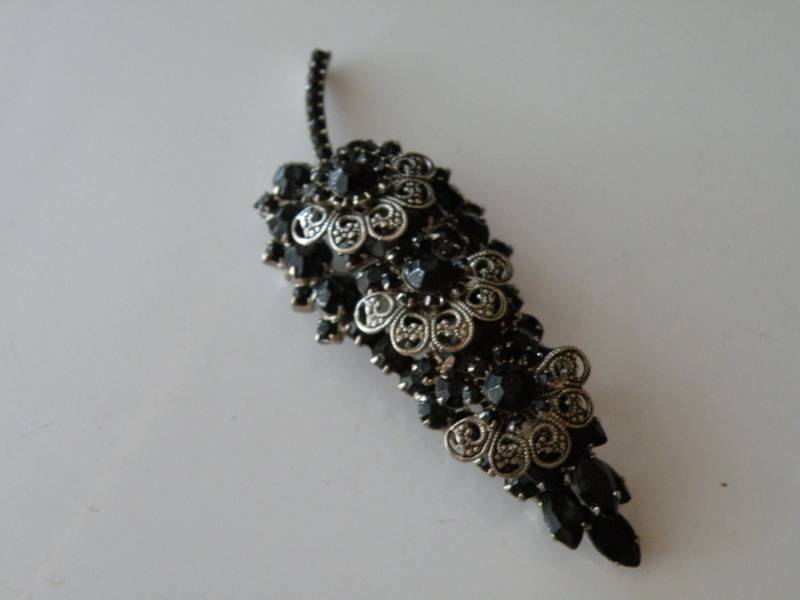 Silber Tone Zurück Oval 2015 D Und E Tiered Filigree Schwarz Strasssteine Brosche von mybliss2010