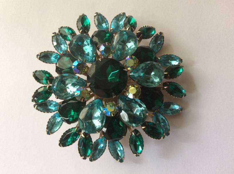 Smaragd-Grün, Blau, Ab Strass Blumenbrosche. 3, 5-Zoll Durchmesser Smaragd-Grün, Blau, Ab Strass Blumenbrosche. 3, 5-Zoll Durchmesser von mybliss2010