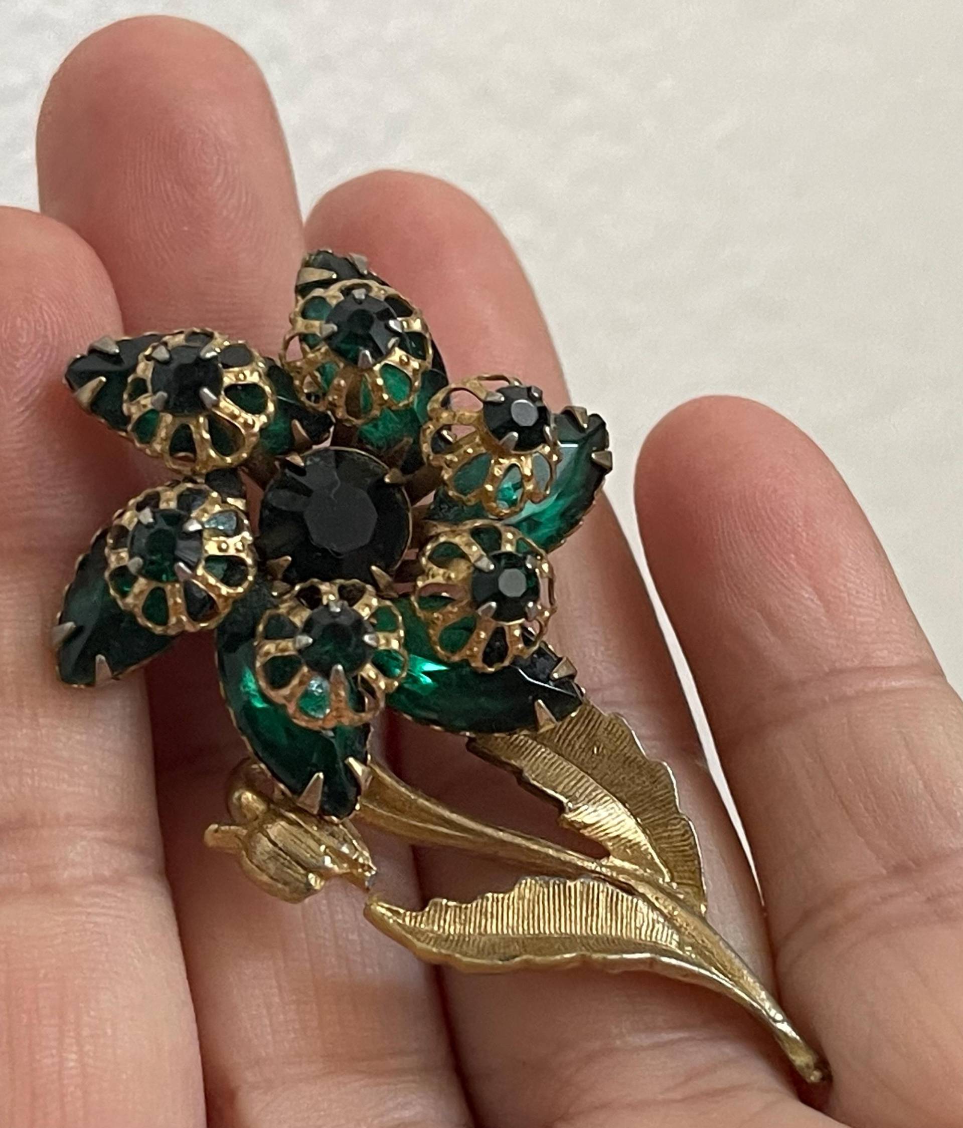 Smaragd Grün Strass Kleine Blumen Brosche Anstecknadel. Goldfarben Smaragd Grün Strass Kleine Blumen Brosche Anstecknadel. Goldfarben von mybliss2010