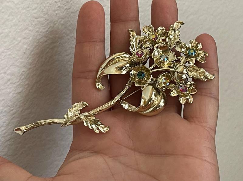 Stammbrosche, Anstecknadel. Blume, Anstecknadel, Brosche. Strass, Goldfarbenes Metall. Xl Größe Stammbrosche, Anstecknadel. Blume, Anstecknadel, Brosche. Strass, Goldfarbenes Metall. Xl Größe von mybliss2010