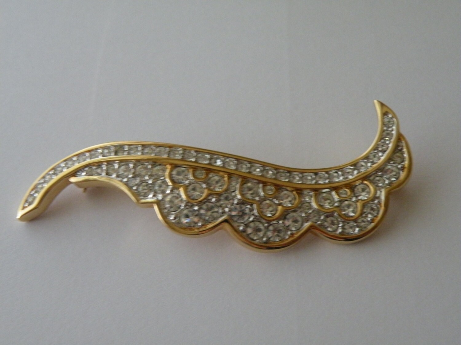 Swan Logo Signierte Swarovski Wave Swirl Blatt Brosche Swan Logo Signierte Swarovski Wave Swirl Blatt Brosche von mybliss2010
