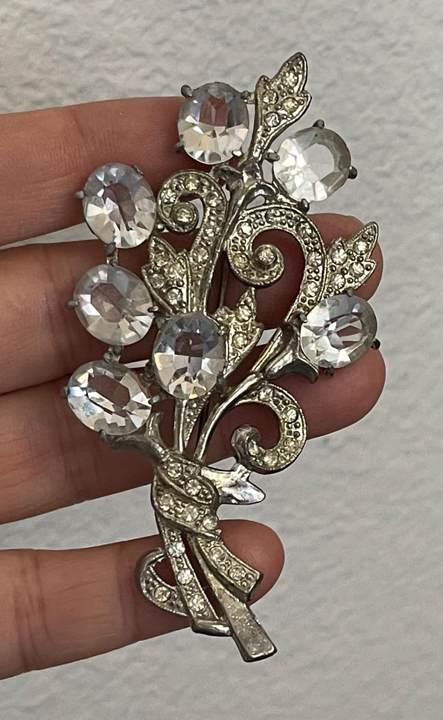 Topf Metall Weiß Metall, Klare Strass Blume Floral Anstecknadel, Brosche. Art Déco Topf Metall Weiß Metall, Klare Strass Blume Floral Anstecknadel, Brosche. Art Déco von mybliss2010