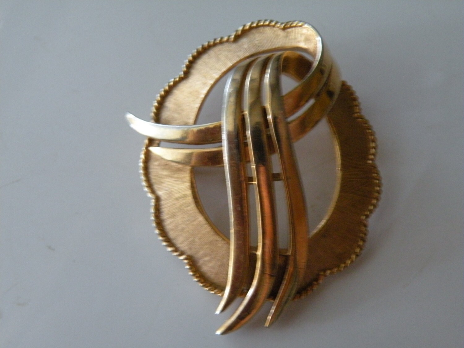 Trifari Gebürstet Gold, Glänzende Gold Swirl Brosche von mybliss2010