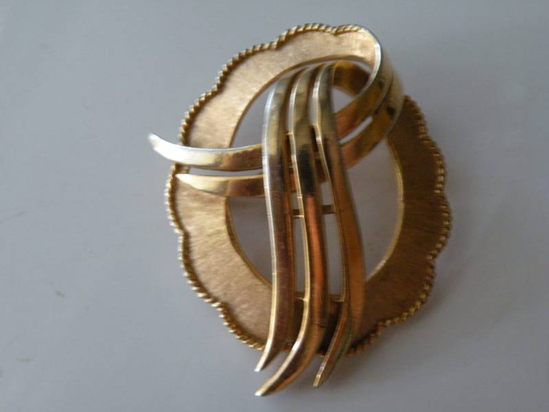 Trifari Gebürstet Gold, Glänzende Gold Swirl Brosche von mybliss2010