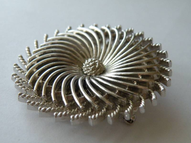 Trifari Versilberte Pinwheel Broschennadel. Geschichteten. Platin Blondinen Oder Werbung Trifari Versilberte Pinwheel Broschennadel. Geschichteten. Platin Blondinen Oder Werbung von mybliss2010