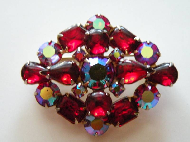 Weiss Rotes Glas Und Rote Aurora Borealis Strass-Brosche, Anstecknadel von mybliss2010