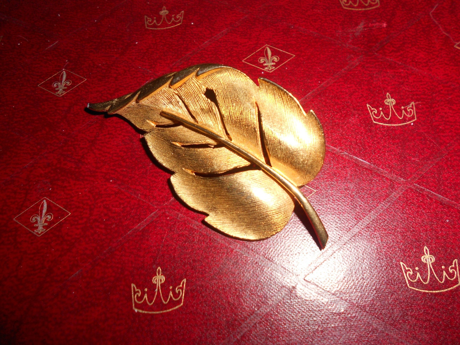 Blattbrosche Mid-Century Vintage Aspen-Like Botanical Gold-Ton Outdoorsy Treasure von myclosetshelf