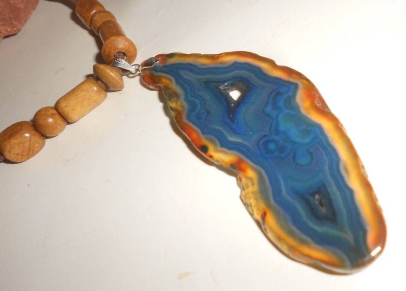 Blauer Geode-Anhänger „Tranquilty Lake" Druzy-statement-Halskette Wunderschöne Blaue Spitze-Achat-Geode-Scheibe Mit Perlendetail von myclosetshelf