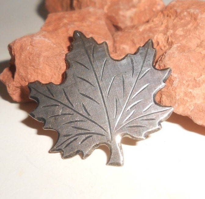 Oh Kanada-sterling Maple Leaf Geätzte Brosche Mid-Century Künstler Signiert -Vintage Unisex Botanical Outdoorsy Treasure von myclosetshelf