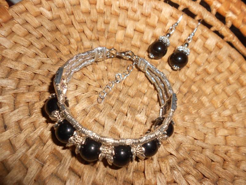 Onyx Armband & Ohrringe Set "Eclipsed Moon" -Tibetsilber Halbedelstein Perlen Paar - Geschenk Alarm." von myclosetshelf