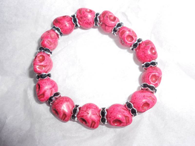 Pinkes Totenkopf-Armband, Gefärbte Howlith-Türkis-Perlen Mit Schwarzen Kristall-Abstandshaltern, Eleganter Zombie-Schmuck von myclosetshelf