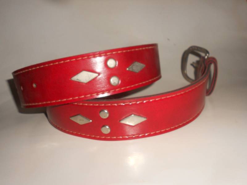 Roter Gürtel 80Er Jahre Breiter Stil "Punk Chic" Gold Tone Nieten Und Schnalle Retro Mode Versierte Akzentstück von myclosetshelf