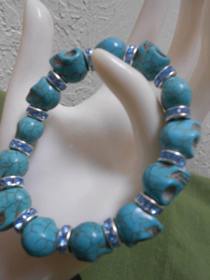 Türkisfarbenes Totenkopf Armband Brautschmuck Blau Mit Kristall Spacern Irgendwas Gruseliges - Etwas Blaues von myclosetshelf